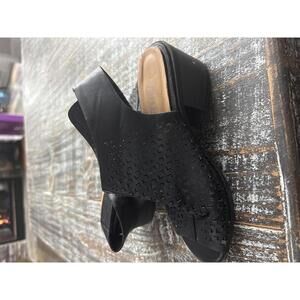 UNR8ED Black Perforated Leather Slingback Heeled Sandals girls Size 13.5 Kids